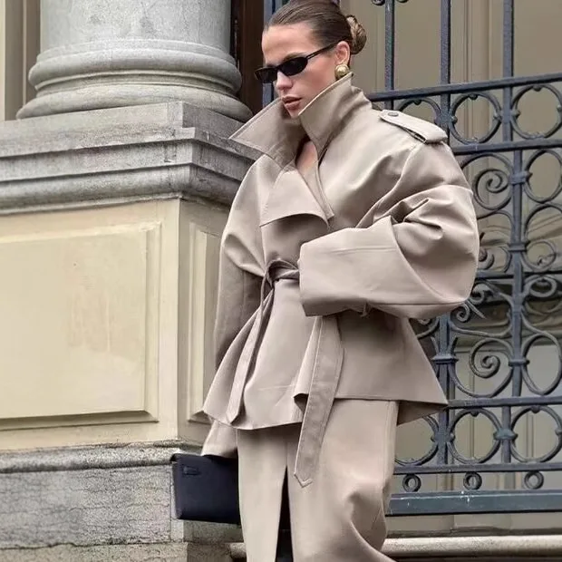 Krótka kurtka z paskiem, szerokie klapy, długie, obniżone ramiona, dwurzędowa kurtka wiatrówka, odzież wierzchnia damska