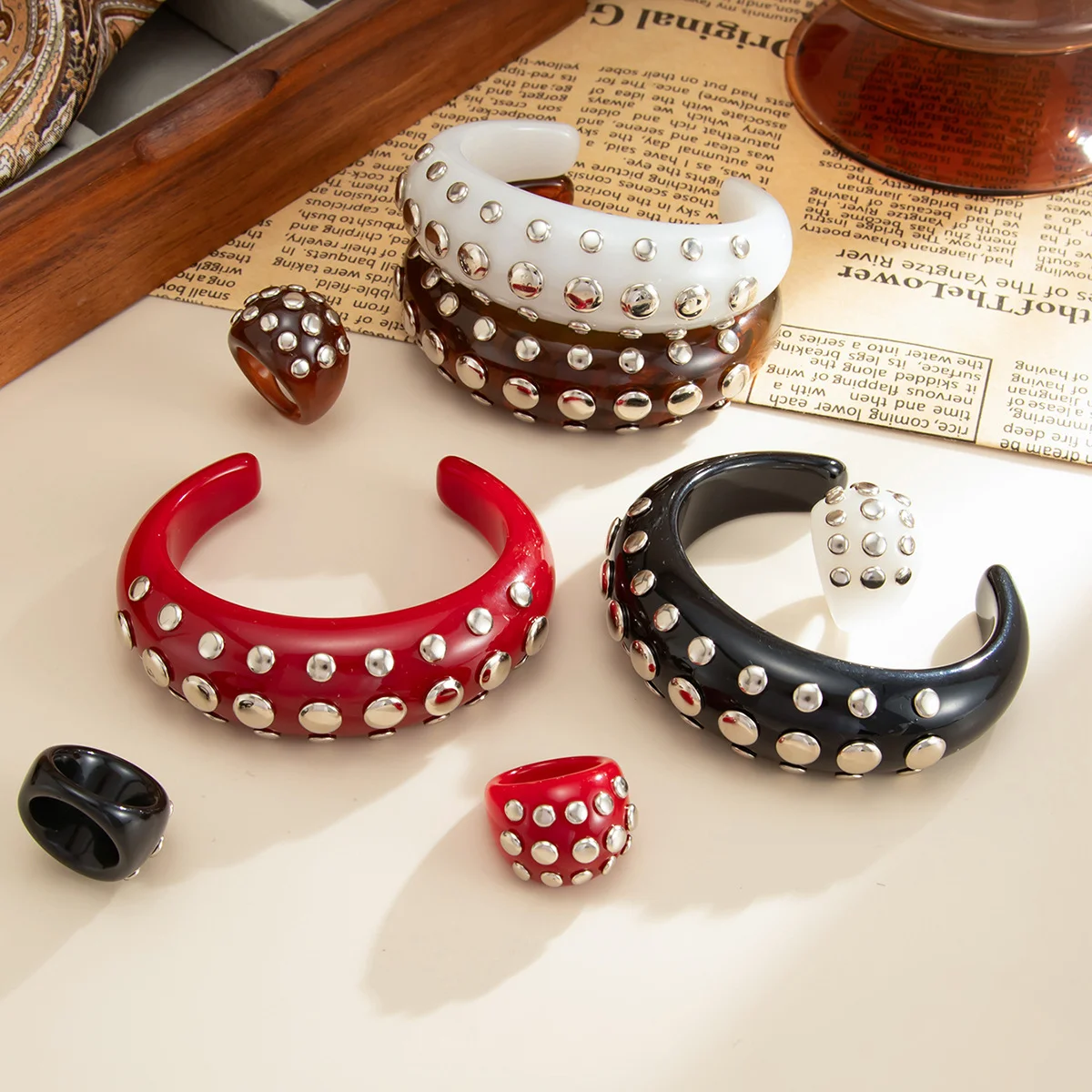 New Arrival Punk Style Riveted Rhinestone Resin Bracelet Personalized Amber Smudge Open Round Cuff Bangle Fashion Jewelry