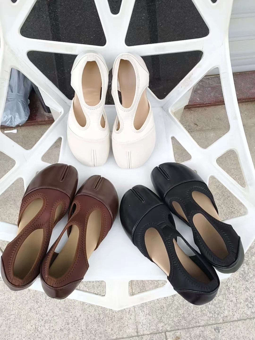 2026 Modische Damen-Markenschuhe Mary Janes Sommer Split-Toe Walking Sneakers Lässige Loafers Designer Schwarze Ballerinas Sandalen – Detail 3