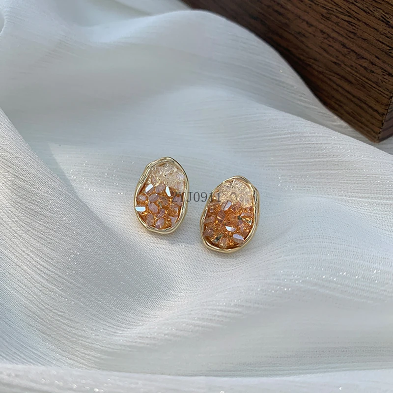 أقراط من الذهب عيار 18 قيراط، وأقراط ذهبية بلون الزركون الشمبانيا، والأقراط العصرية الجديدة تحظى بشعبية كبيرة.