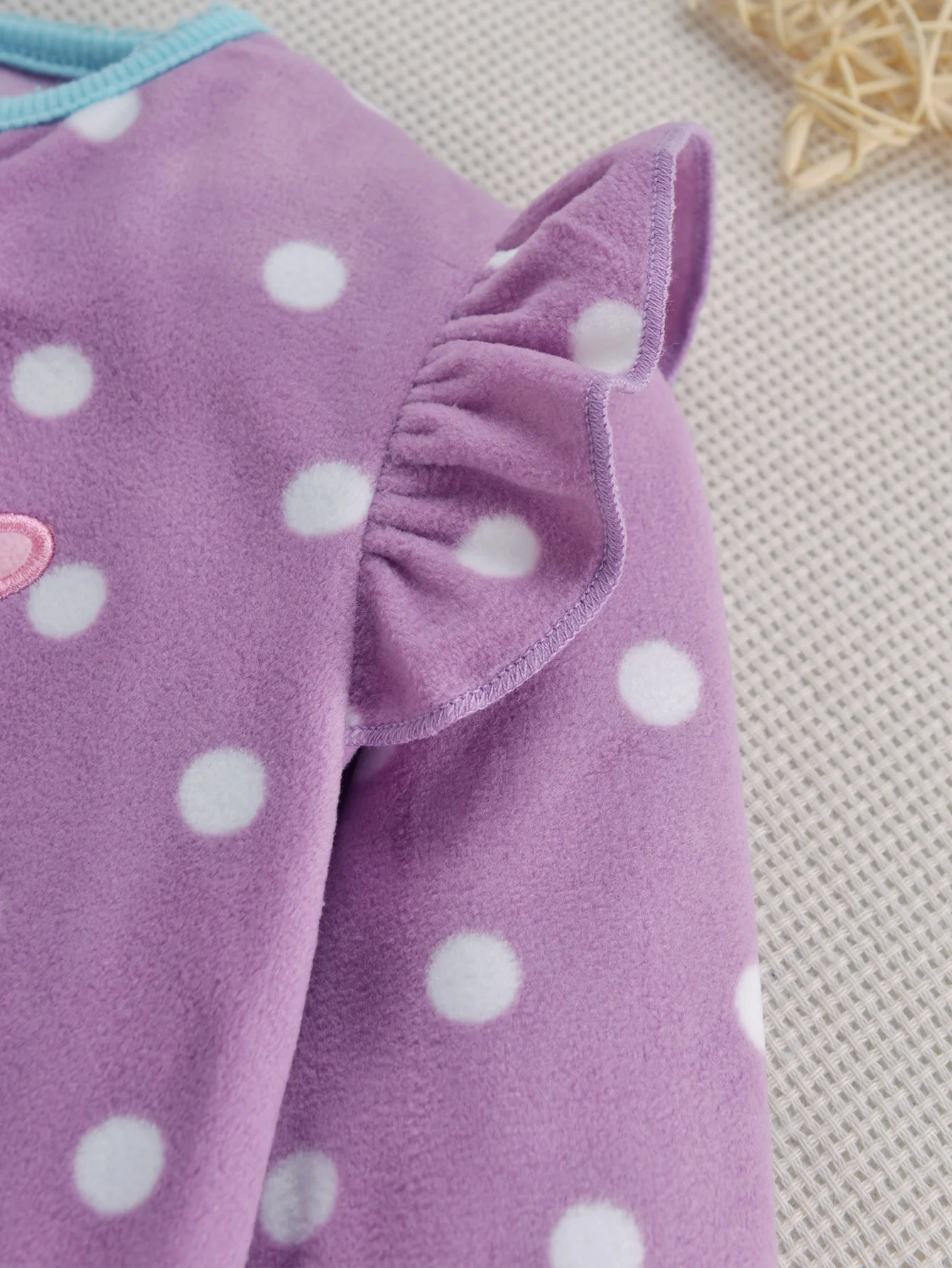 Baby-Mädchen Polar-Fleece Strampler mit Füßen, Herz-Polka-Dot-Druck, Niedliche Tier- und Buchstaben-Stickerei, Reißverschluss-Overall, Herbst-Winter-Babykleidung – Detail 8