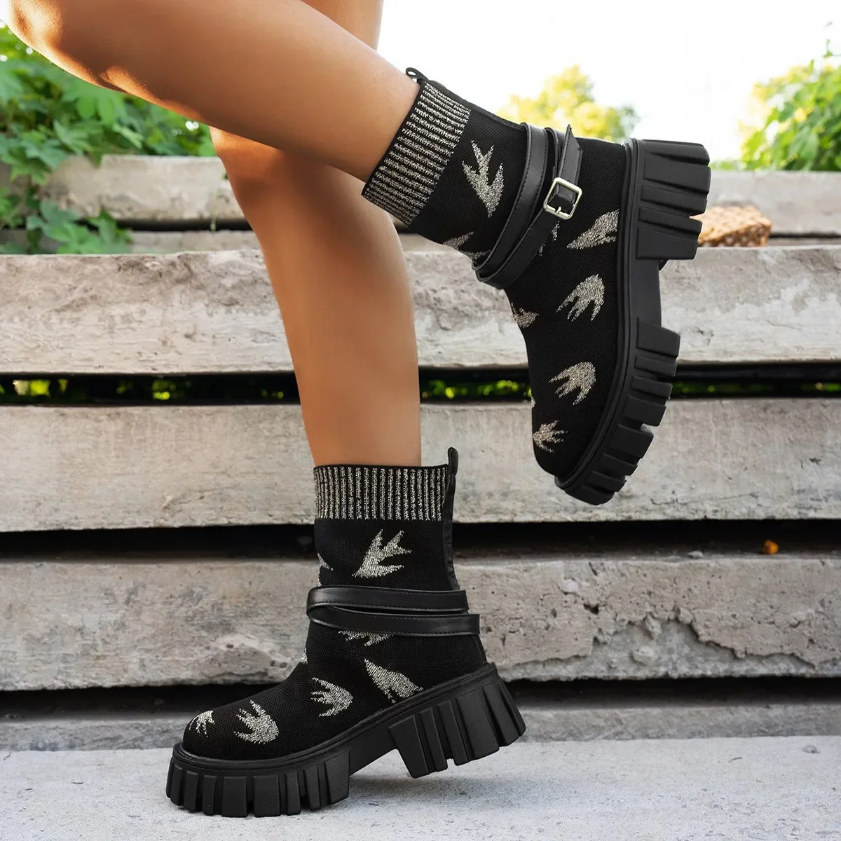 

2024 Hot Seller 42 Large Size Flying Woven Short Knight Boots Embroidered Breathable Thin Platform Sock Boots Platform Sneakers