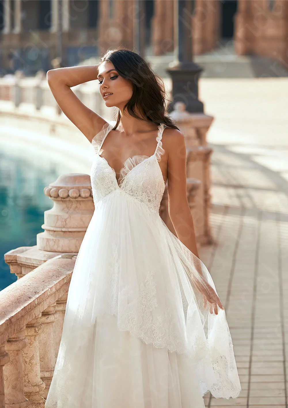 カスタマイズされた魅力的なエンパイアのウェディングドレスレース 2025 ブライダルドレスノースリーブの花嫁ドレスストラップ付きウェディングドレスバックアウト