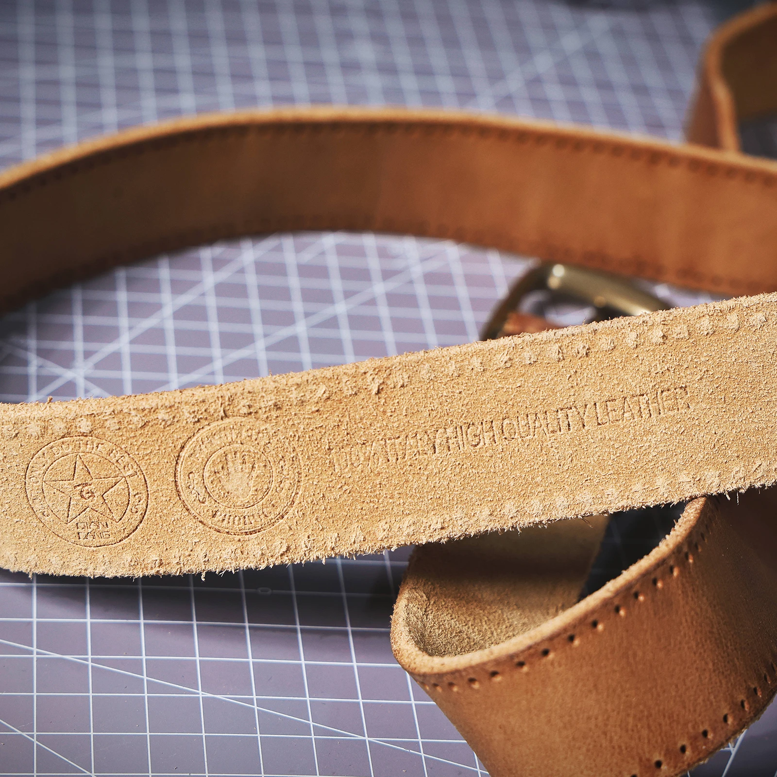 S.WORKER Vintage-Herren-Gürtel aus echtem Leder, Vollnarbenleder, lässiger, klassischer Jeansgürtel mit Messing-Dornschließe, Geschenkbox – Detail 18
