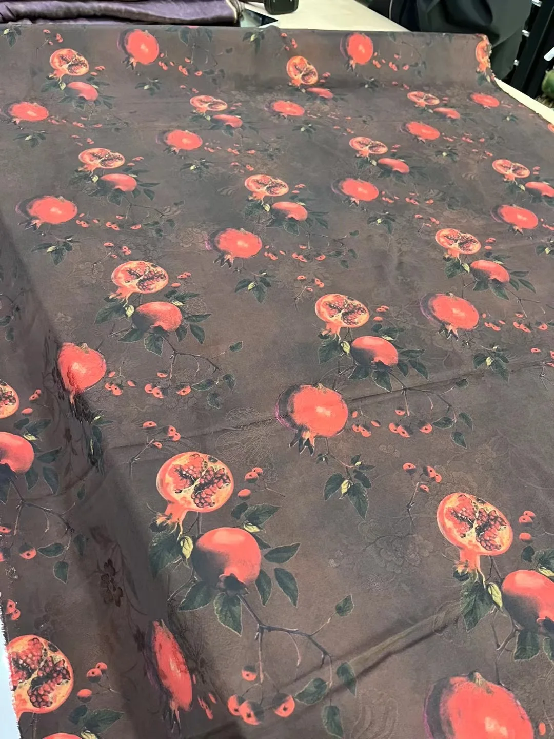 Abito cheongsam in tessuto di seta reale di alta qualità di alta qualità, fiore, rosa, nuvola rossa, abito in filato