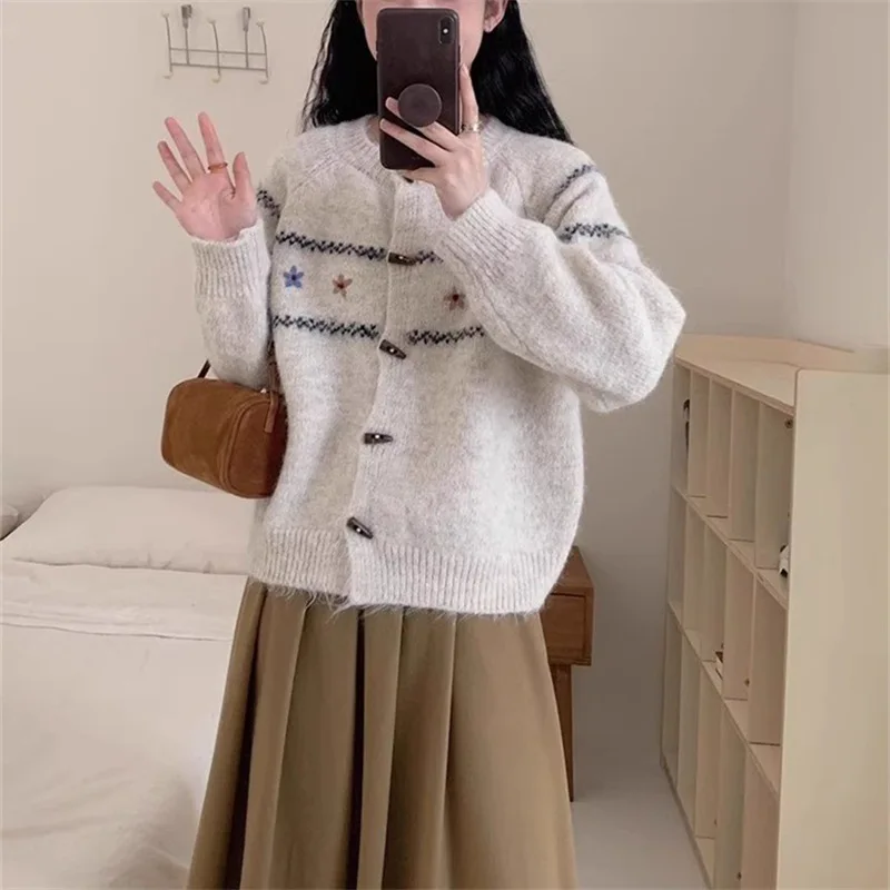 

Autumn and Winter New Korean Retro Round Neck Sweater Cardigan for Women, Gentle Style, Loose Embroidered Knitting