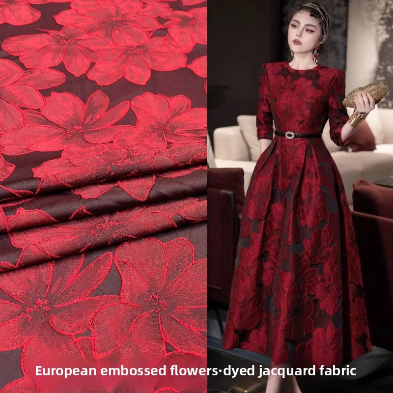 

Красная рельефная текстурированная жаккардовая ткань, наряд с большой распашной юбкой, комплект ветровки, дизайнерская модная окрашенная ткань из пряжи для шитья своими руками