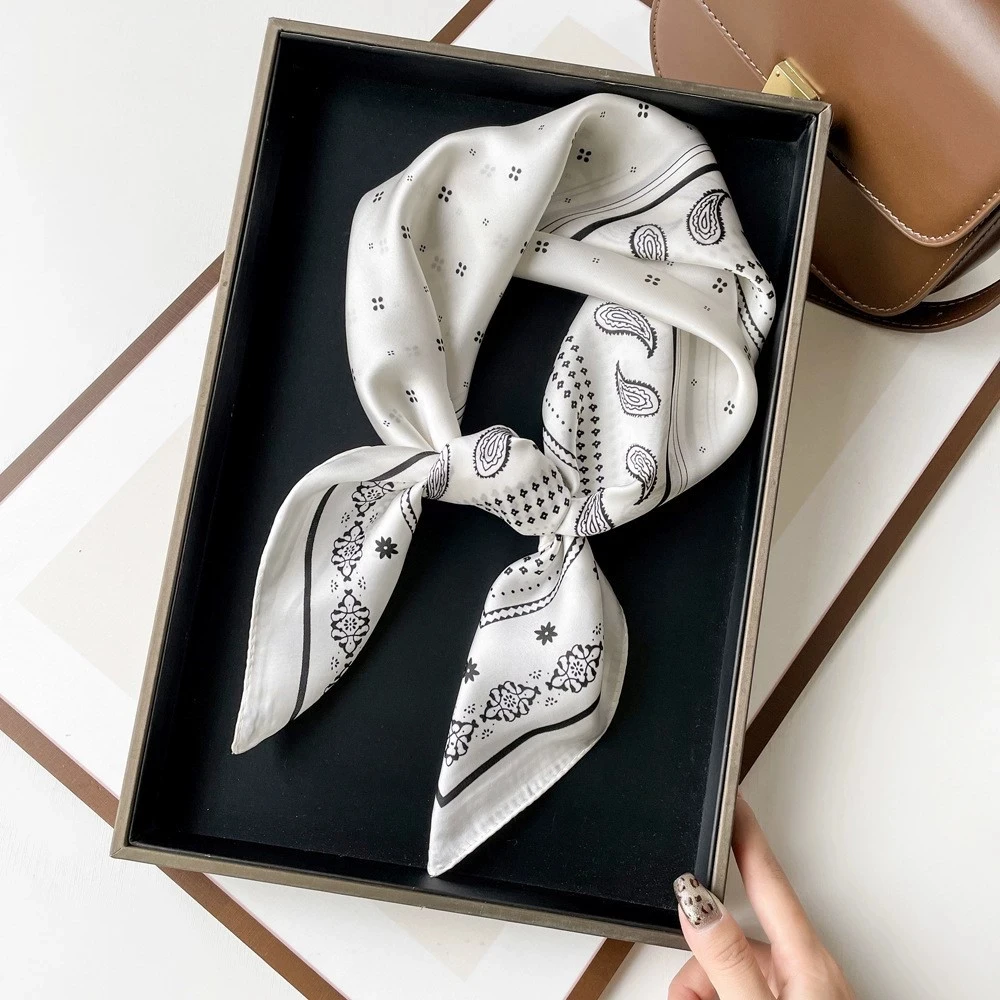 

Silk scarves for women with a high-end feel, popular in Europe and America, vintage Paisley cashew flower 70 * 70 satin square s
