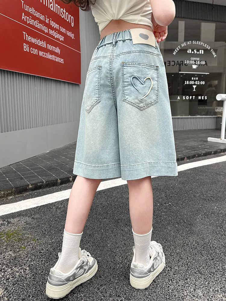 Pantalones cortos de mezclilla para niñas, estilo nuevo, con bordado de corazón, de cinco o siete cuartos, con cintura trasera y etiqueta en la cintura, lavado claro, corte recto, holgados, cómodos y versátiles, dulces y lindos.