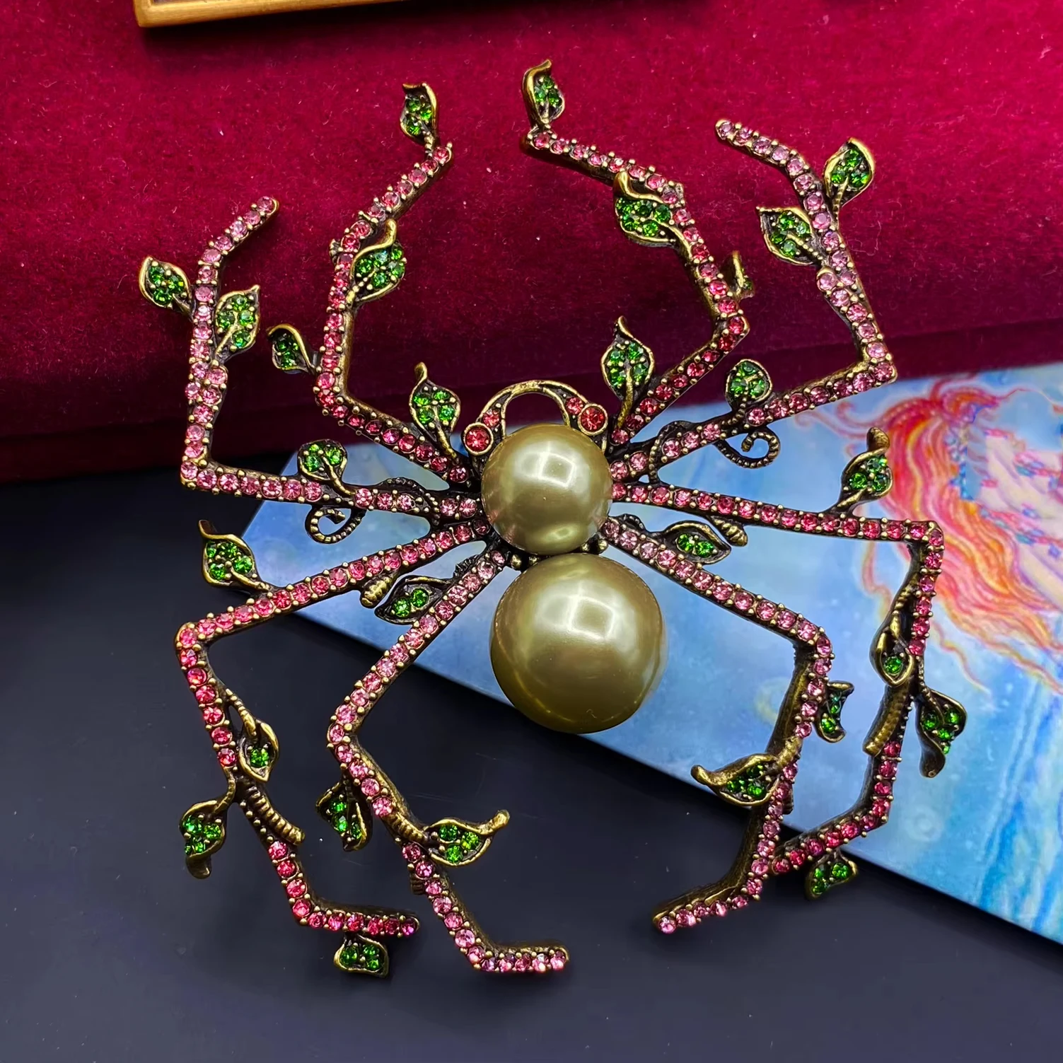 SKEDS Vintage Full Crystal Luxuriant Middle Design Antique Brooch Badges For Women Men Elegant Party Banquet Classic Pin Corsage