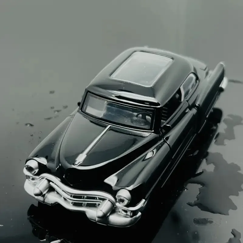 سيارة دقيقة من سبيكة سوداء - موديل سيارة أنيق مع باب مفتوح وسحب للخلف، بلاستيك/معدن متين، لا يتطلب بطارية