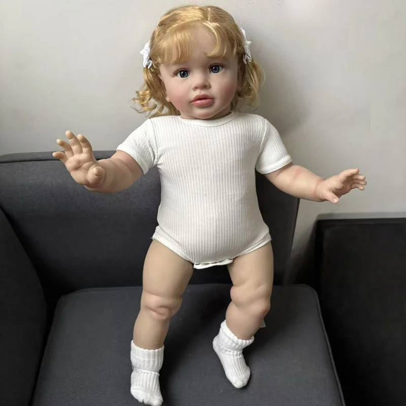 25-calowa ręcznie robiona lalka reborn, realistyczna dziewczynka, z złotymi kręconymi włosami, wielowarstwowa malowana skóra 3D z widocznymi żyłkami.