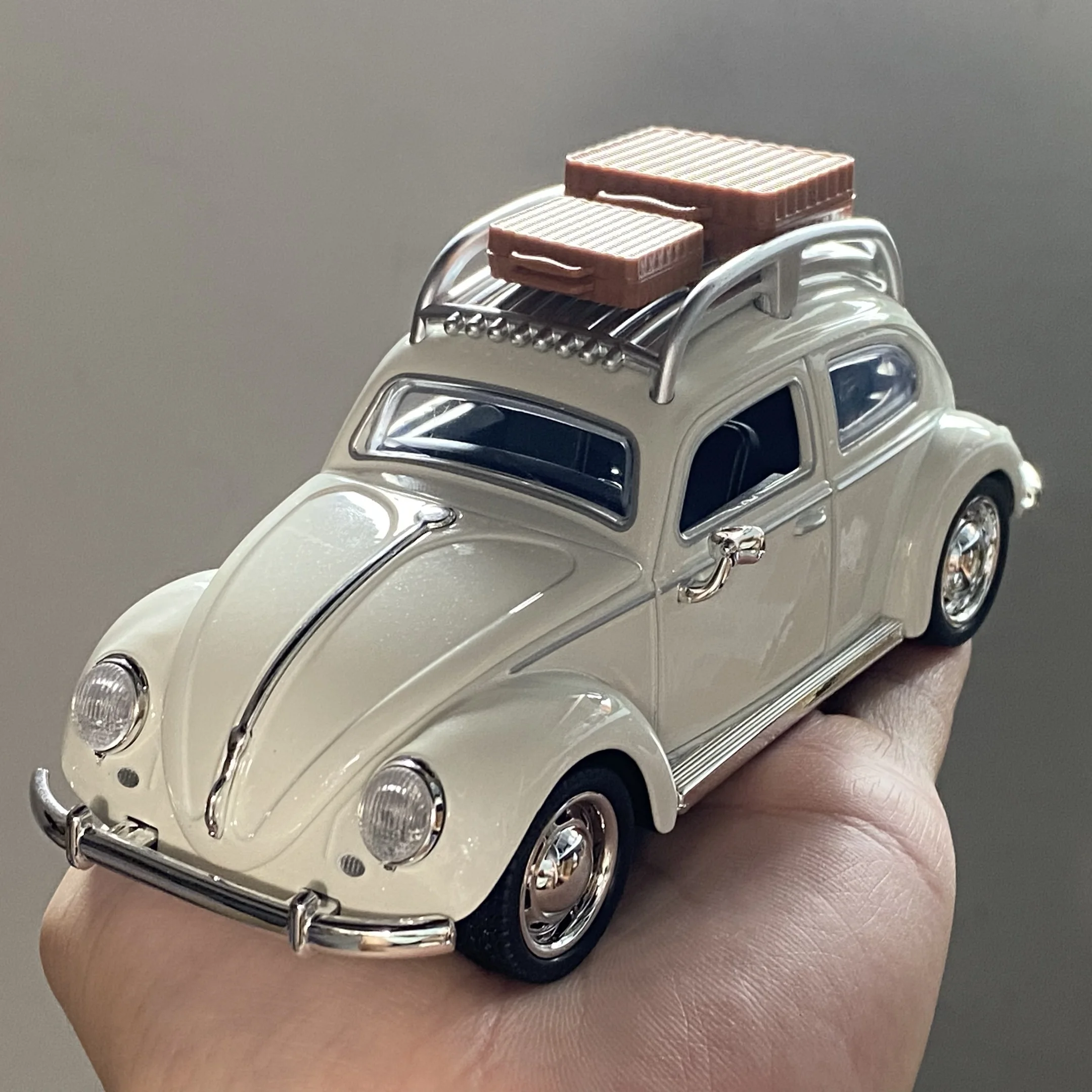 1:32 Volkswagen Beetle Alloy Sedan Car Model Travel Compact Die-Casting Indoor Computer Host Indoor DIY Decoration