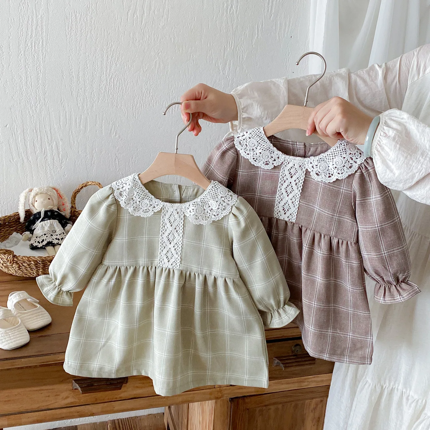 

Корейская детская одежда, осень 2023, новый стиль, платье с длинными рукавами для девочек, комплект детского платья с кружевным воротником и клетчатым узором