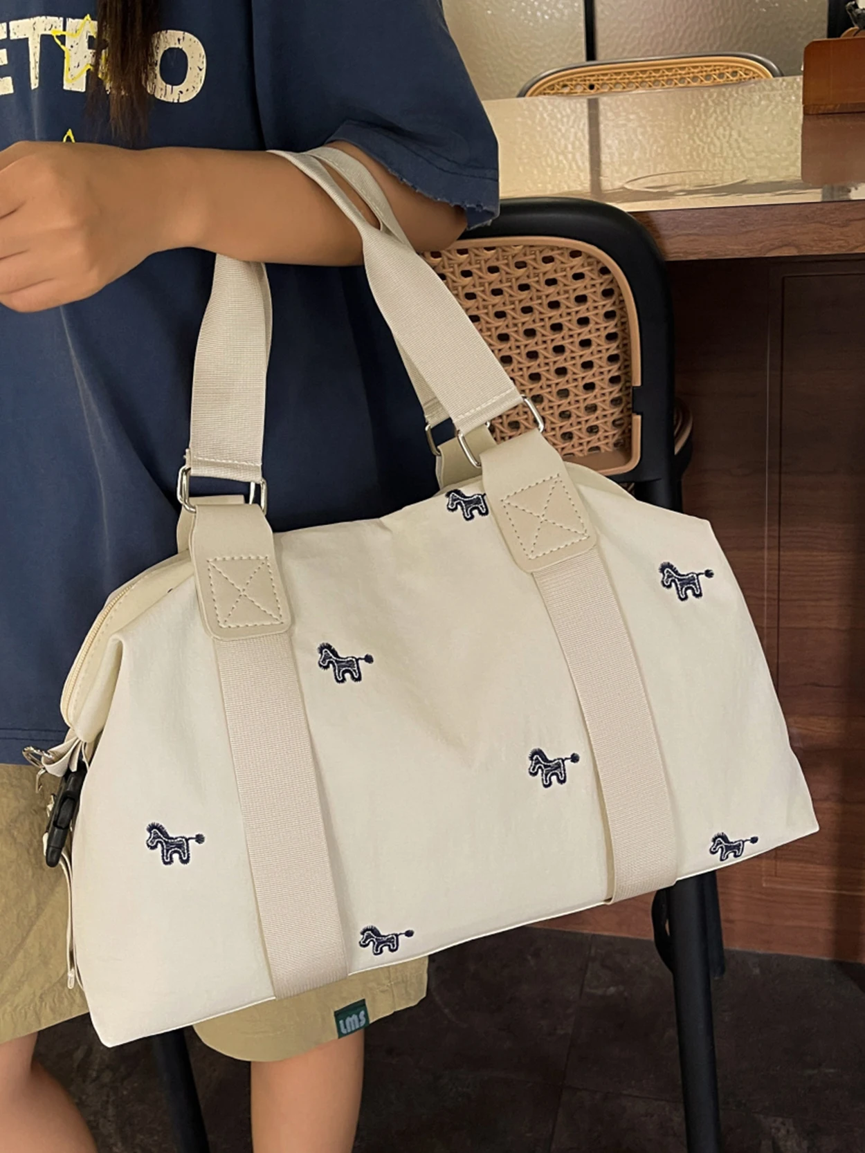 fashionable-embroidered-travel-bag-women's-large-capacity-multi-compartment-lightweight-handheld-fitness-bag-wet-and-dry-sepa