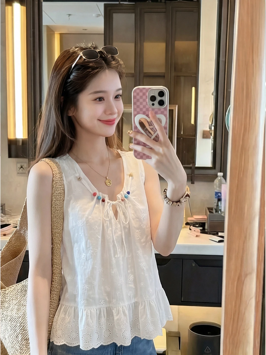 

Unique Vacation Style Sleeveless Vest Loose Fit Slimming Top for Women Summer Fashion Anti-Aging Korean Version round Neck