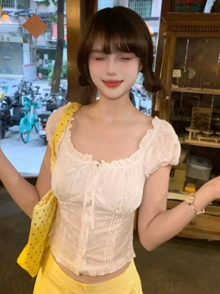 

Женская весенняя модная белая блузка с квадратным вырезом, кружевными вставками, рукавами-фонариками, плиссированная, приталенная, с коротким рукавом