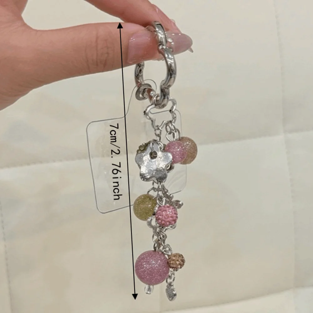 Süßer Legierungs-Erdbeer-Schlüsselanhänger Funkelnder Perlen-Handyanhänger Rosa Blumen-Hardware-Taschenanhänger für Damen – Detail 1