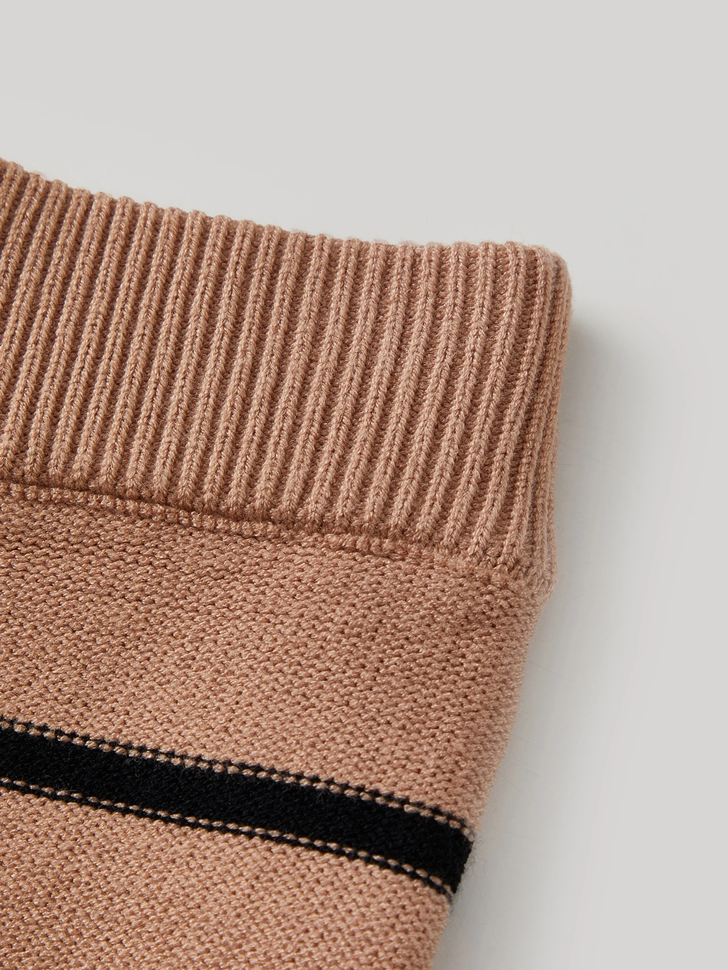 

Элегантная трикотажная юбка-миди в рубчик с улучшенными полосками и дизайном с высокой талией, идеально подходящая для осенней и зимней моды