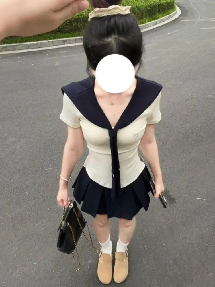 

2025 Новый японский корейский комплект футболок с короткими рукавами, женский летний комплект с высокой талией, утягивающая плиссированная юбка, асимметричные топы в студенческом стиле