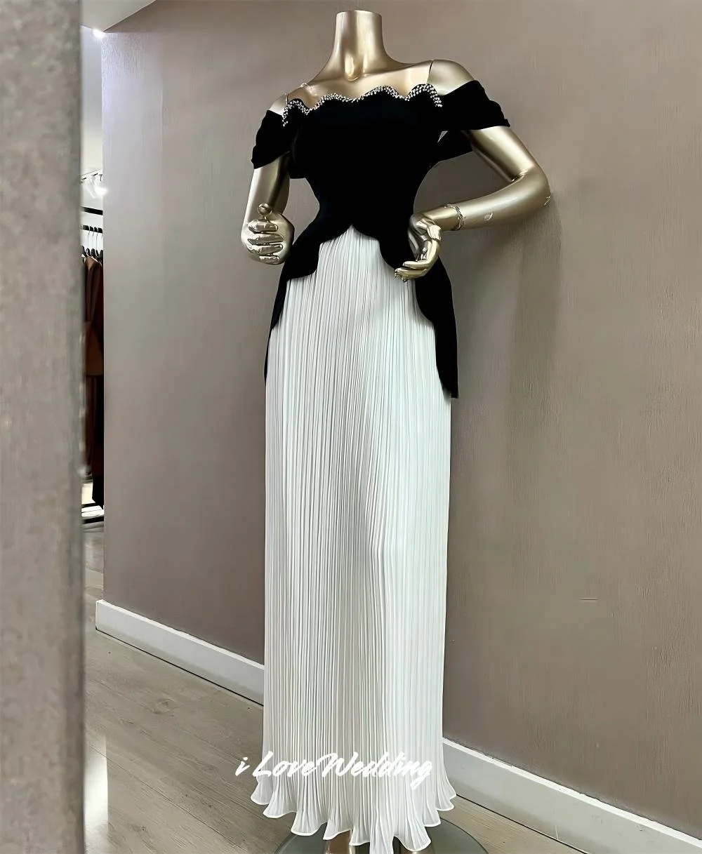 ชุดราตรีสีดำขาวแบบไม่มีสายรัดไหล่ แต่งระบาย ทรงเอไลน์ แบบเปิดไหล่ ชุดงานแต่งงาน ชุดงานเลี้ยง ยาวกรอมพื้น จับจีบ สามารถสั่งตัดได้