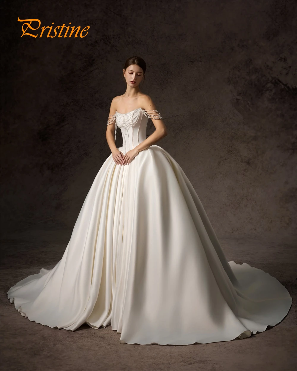 ชุดแต่งงานโบโฮสีขาวผ้าซาตินแบบสั่งตัด ชุดเจ้าสาวแบบเปิดไหล่ทรงเอไลน์พร้อมชายกระโปรงยาวแบบโบโฮ