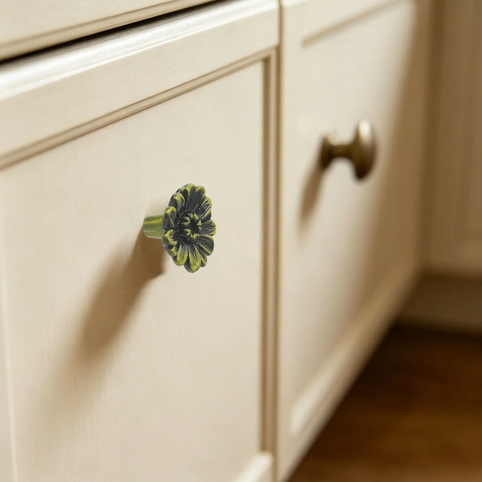 6Pcs Furniture Handles Vintage Chrysanthemum Flower Shape Decorative Cabinet Pulls for Kitchen Cupboard Dresser Wardrobe