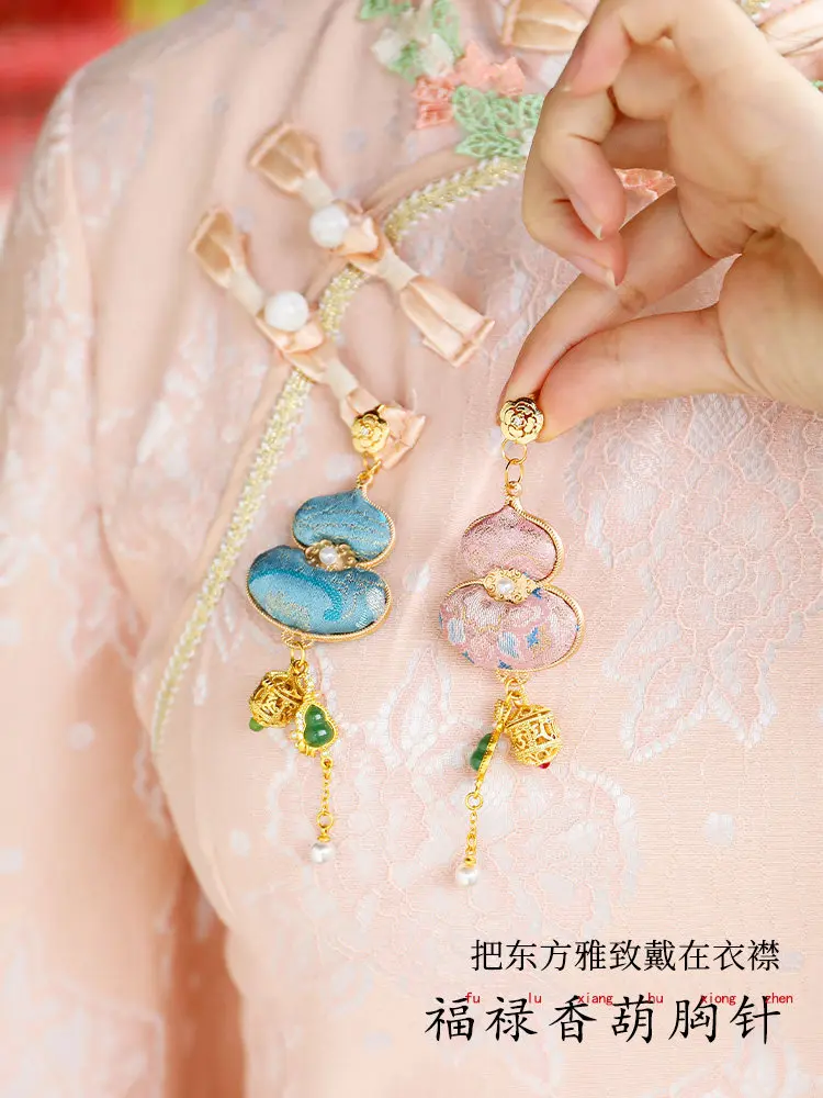Chinese Style Song Brocade Gourd Brooch Hand Embroidered Tassel Lapel Pin Hanfu Cheongsam Accessory Vintage Auspicious Pendant