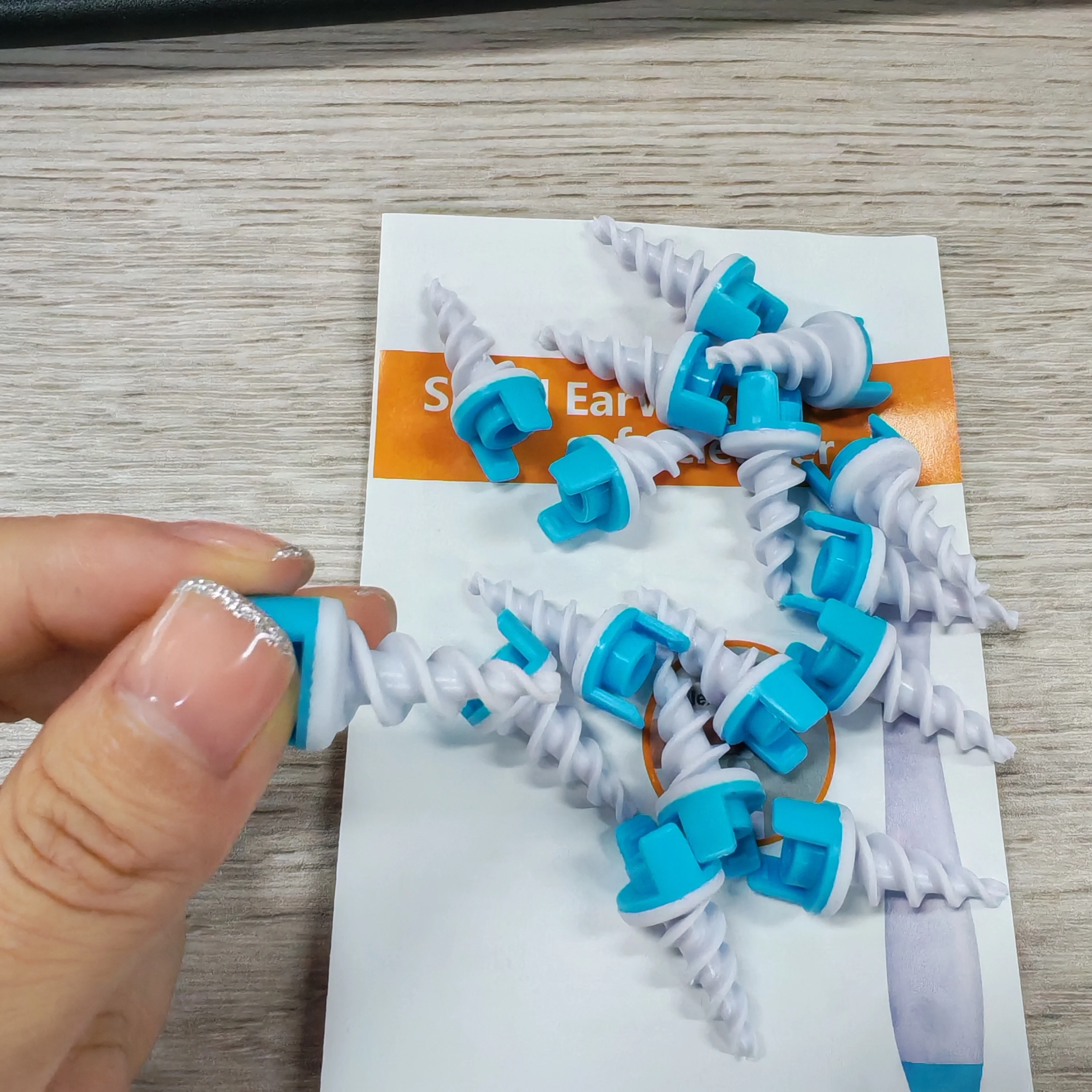 

360 Degree Manual Rotating Spiral Ear Cleaner with 15-PCS Replacement Set Silicone Soft Head Ear Picker Ear Cleaner