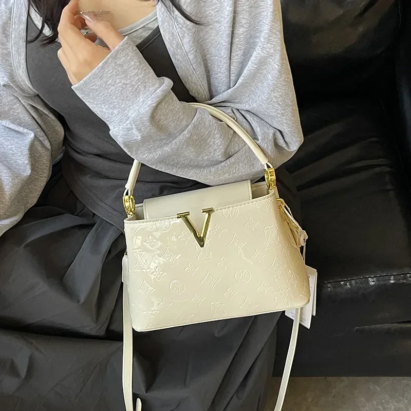 حقيبة نسائية جديدة من الجلد اللامع لعام 2025 - حقيبة كتف منقوشة بحروف وحزام كتف قابل للتعديل للاستخدام اليومي والتواريخ #3