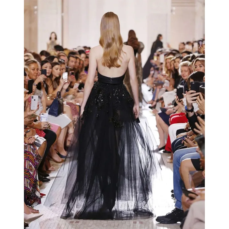 ชุดราตรีสีดำแบบสั่งตัดทรงเอไลน์ คอวีลึก ประดับลูกปัด โชว์หลัง ผ้าทูลล์ปักเลื่อม สำหรับงานพรอมหรืองานเลี้ยงอย่างเป็นทางการ ปี 2025