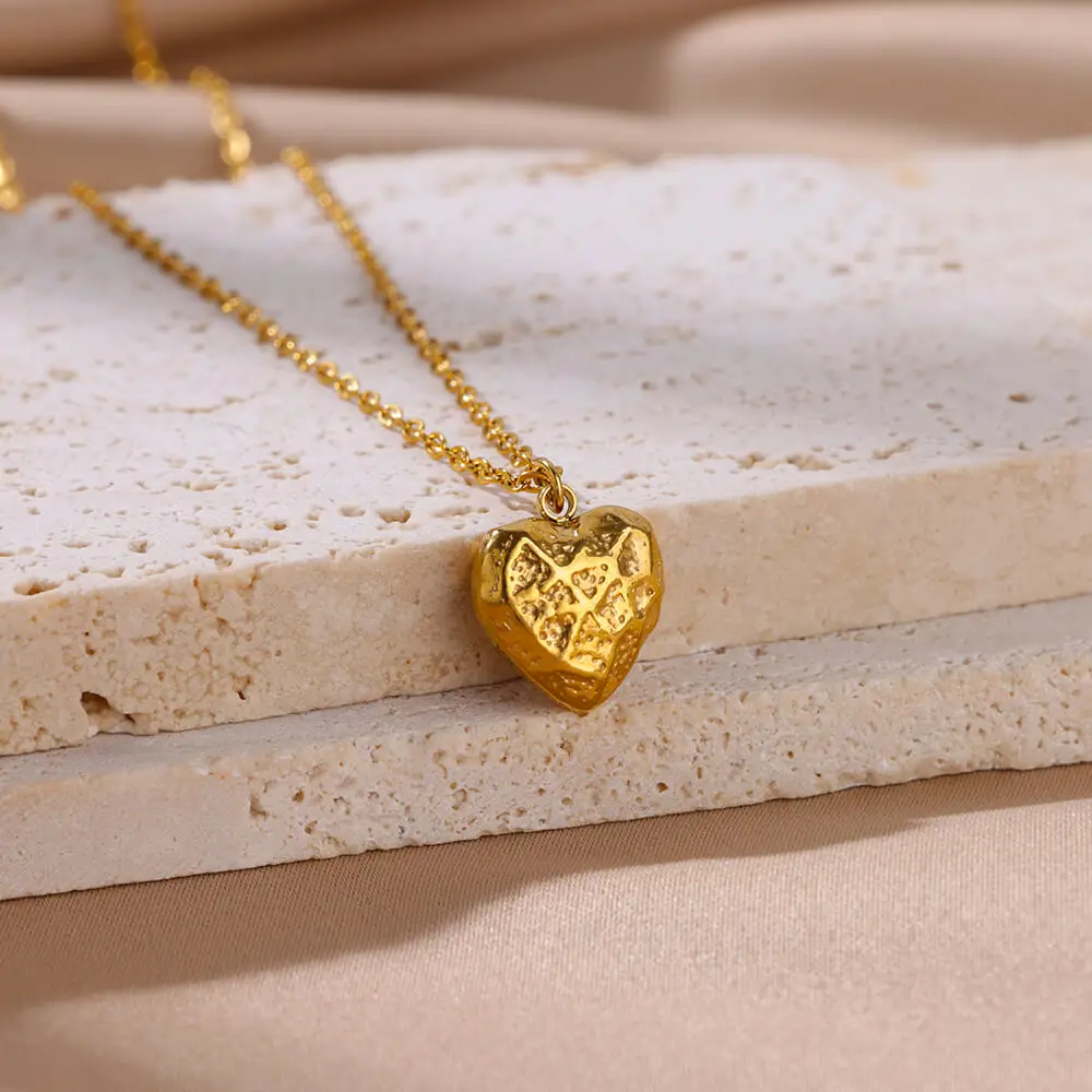 قلادات من الفولاذ المقاوم للصدأ للنساء ، قلادات قلب مجعدة ، جمالية بلون ذهبي ، إكسسوارات مجوهرات مقاومة للماء ، هدية لها