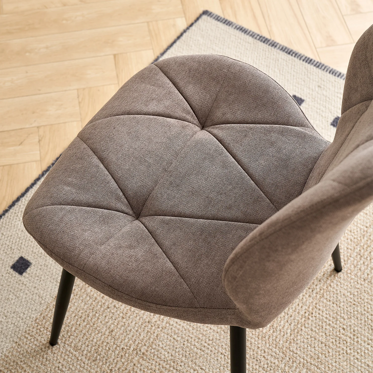 Ein Set aus 4 modernen Esszimmerstühlen + rundem Esstisch, rundes Esstisch-Set mit gepolsterten Stühlen, für Familien- und Café-Nutzung. – Detail 7