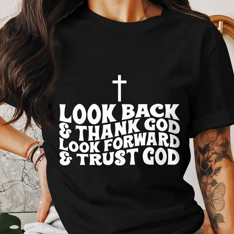 

Футболка «Христианская вера» выглядит обратно и «Спасибо Богу вперед» Вдохновляющая цитата Религиозная