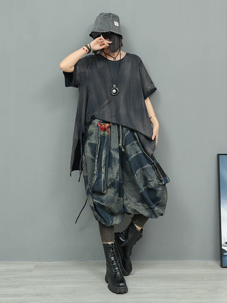 

Новый персонализированный модный женский костюм с короткими рукавами и перфорированной кисточкой, футболка средней длины, джинсовые брюки-фонарики, комплект из двух предметов