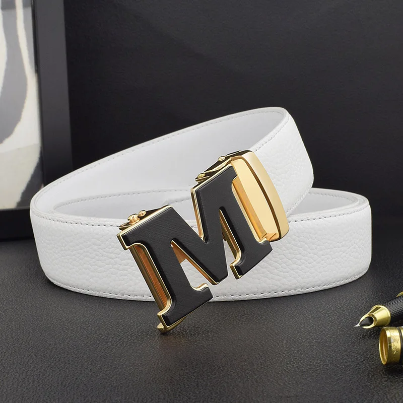 ホワイトレザーベルトメンズゴルフカジュアルベルト韓国スタイルトレンディユースパーソナライズされたルーズパンツベルトレターm自動バックル