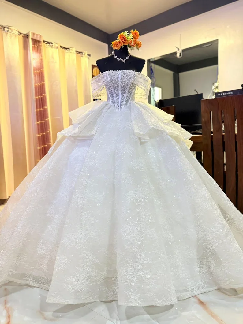 

Customized 2025 Latest Satin Wedding Dress Backless Wedding Dress Elegant Yet Noble With Sparkling Sweetheart Decal Sequins