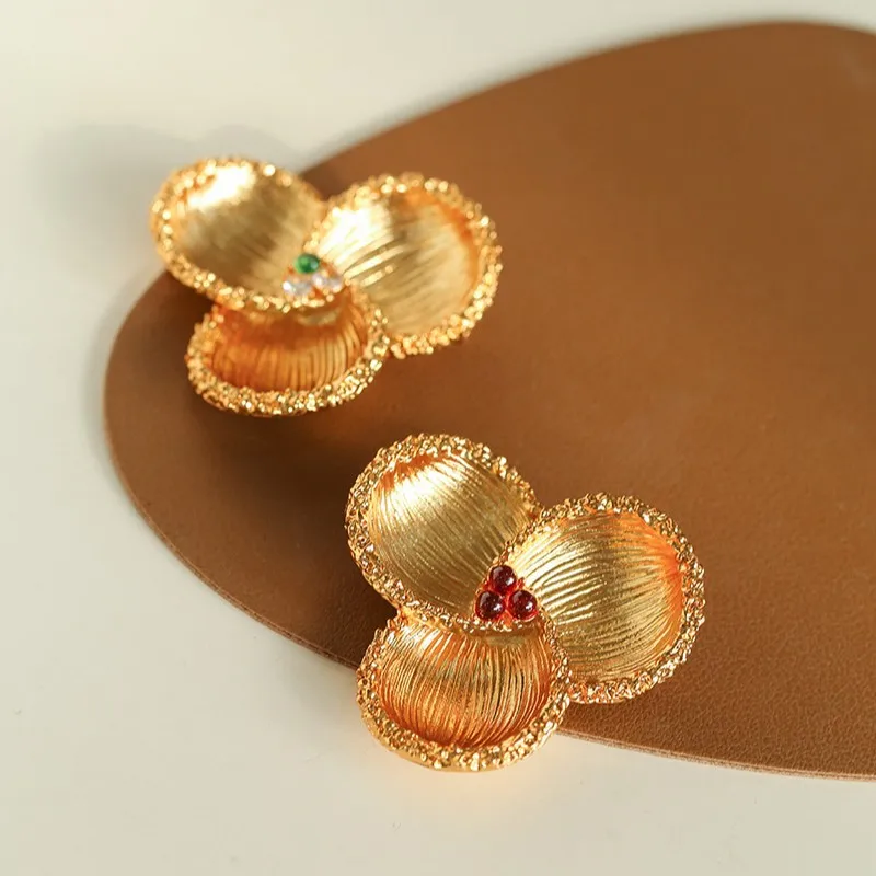 

Vintage Royal Three-Petal Flower Brooch,Elegant Striped Pin for Coat, Retro Women's Accessory