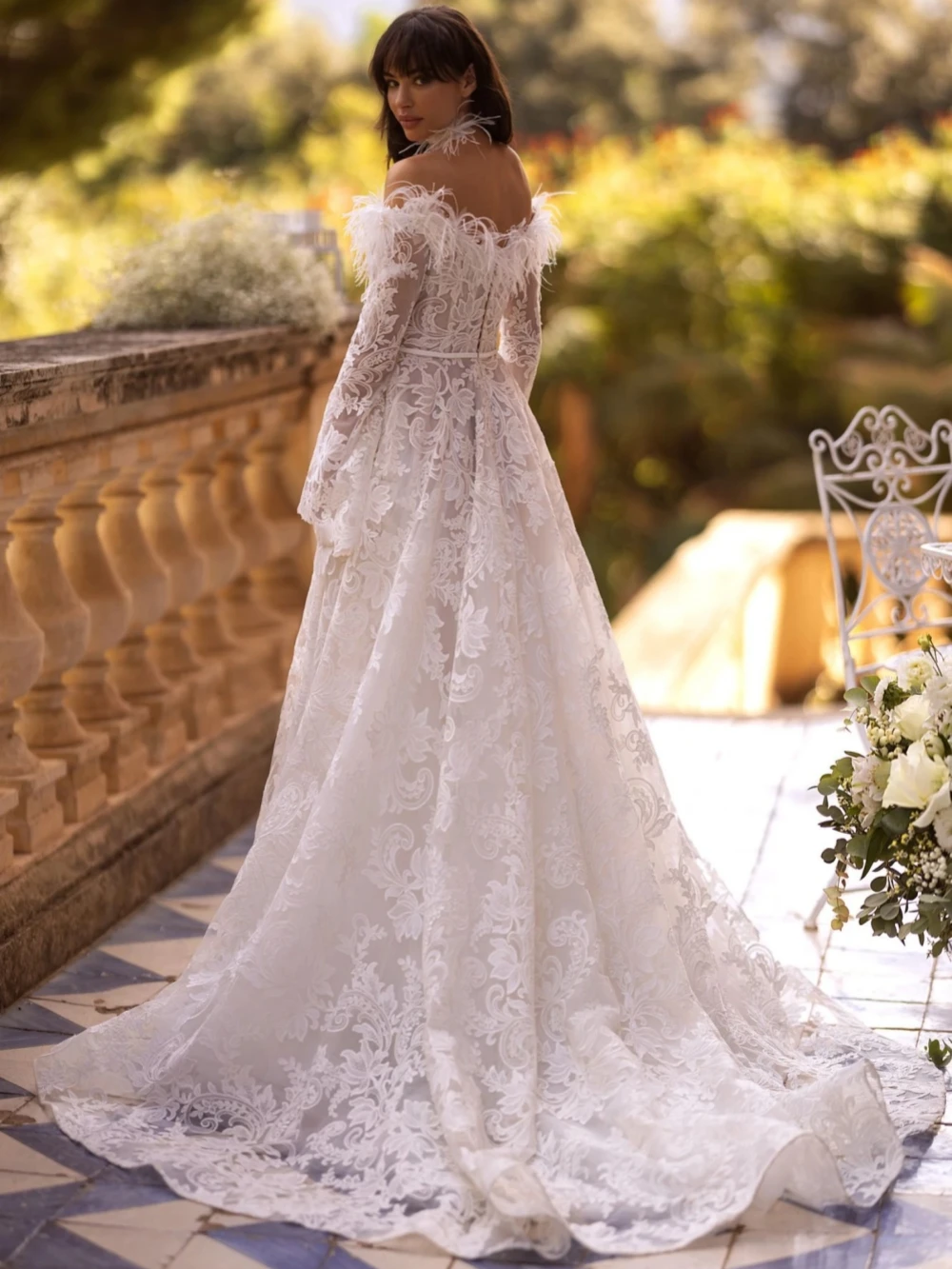 Vestido De novia con Apliques De encaje Vintage, bata De novia con hombros descubiertos, vestido De novia largo acampanado De plumas blancas, bata De boda personalizada