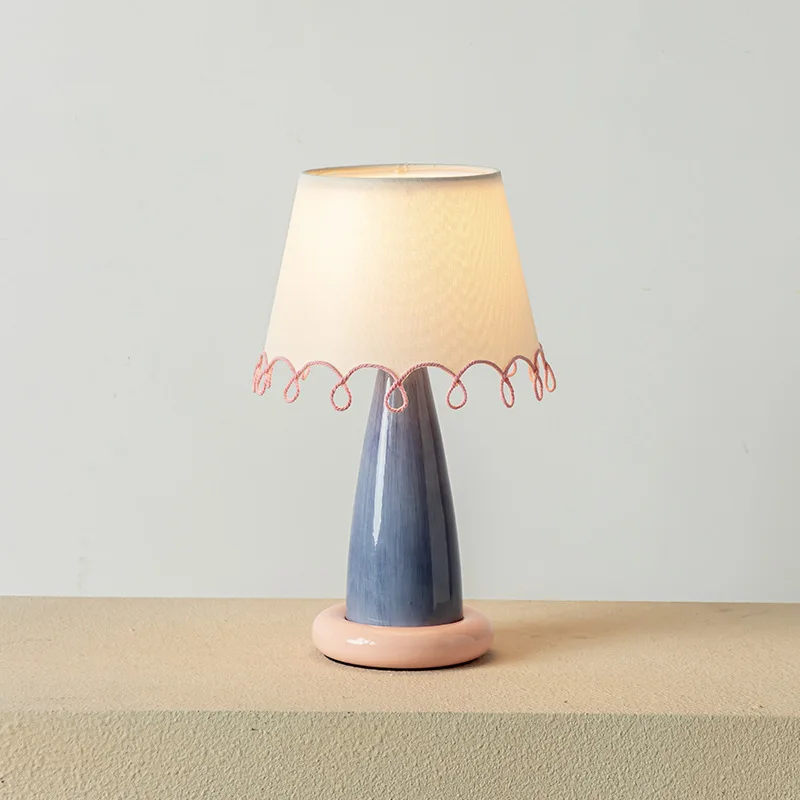 Lâmpada de mesa de tecido bloqueado por cores de design nórdico, lâmpada de atmosfera decorativa de metal fofa e feminina, lâmpada de cabeceira estilo creme YX384TN