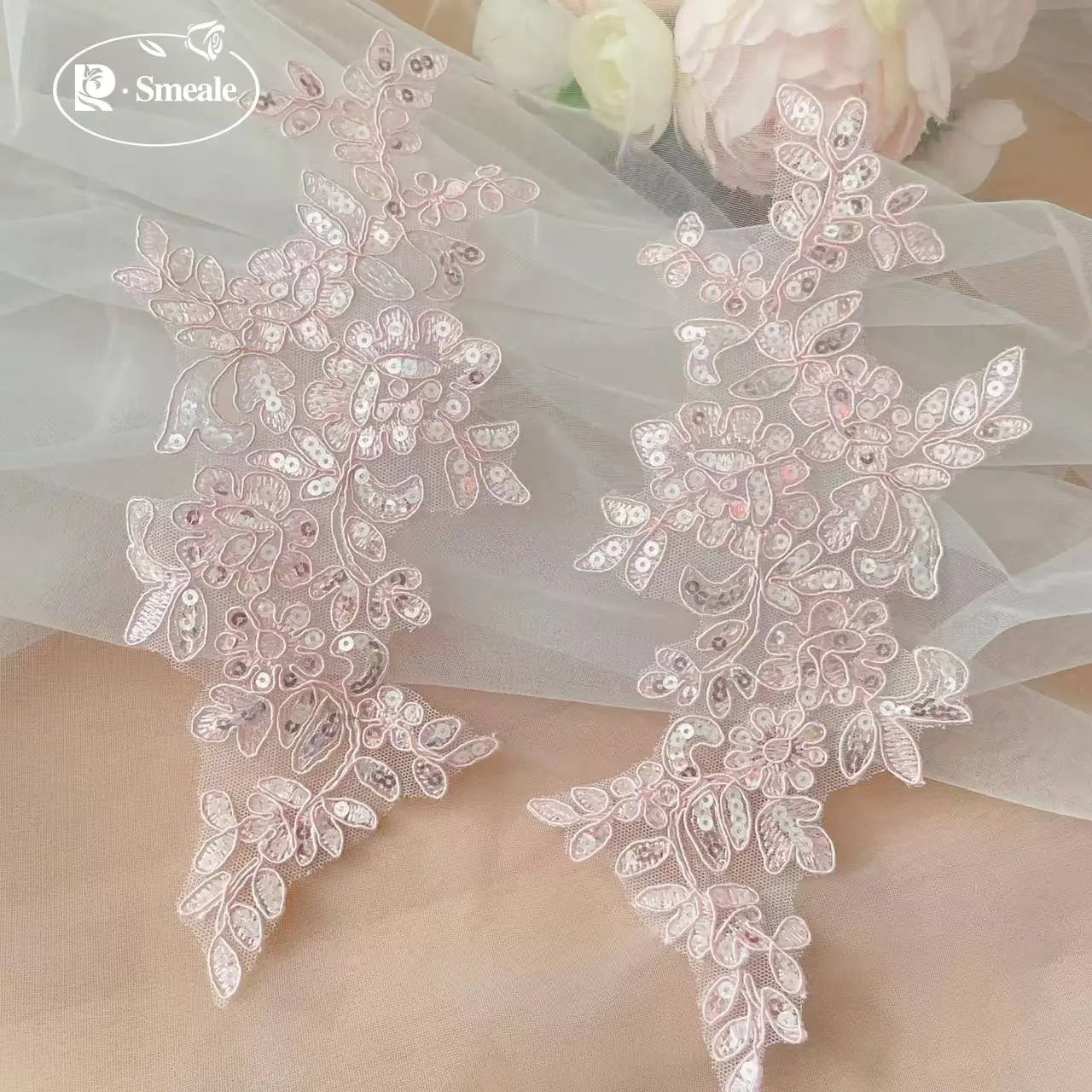 20 Stück und 10 Stück. Spitzenborte mit glänzenden Pailletten und verspiegelten Blumen. Hochzeitskleid, Hochzeitsschuhe, Kopfschmuck, DIY-Nähzubehör. – Detail 11