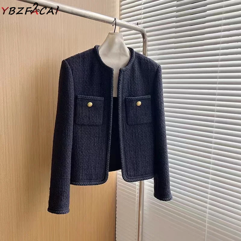 

2023 Luxury Jacket Women's Spring Black Tweed Jacket White Tweed Jacket Small Fragrant Short Coat Round Neck Pockets Cropped Top