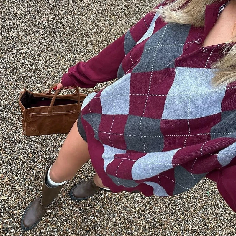 เสื้อสเวตเตอร์ไหมพรมคอวี แขนยาว ทรงหลวม สไตล์ Y2K ลาย Argyle สำหรับผู้หญิง แบรนด์ Combhasaki สีสันสดใส สไตล์ Preppy