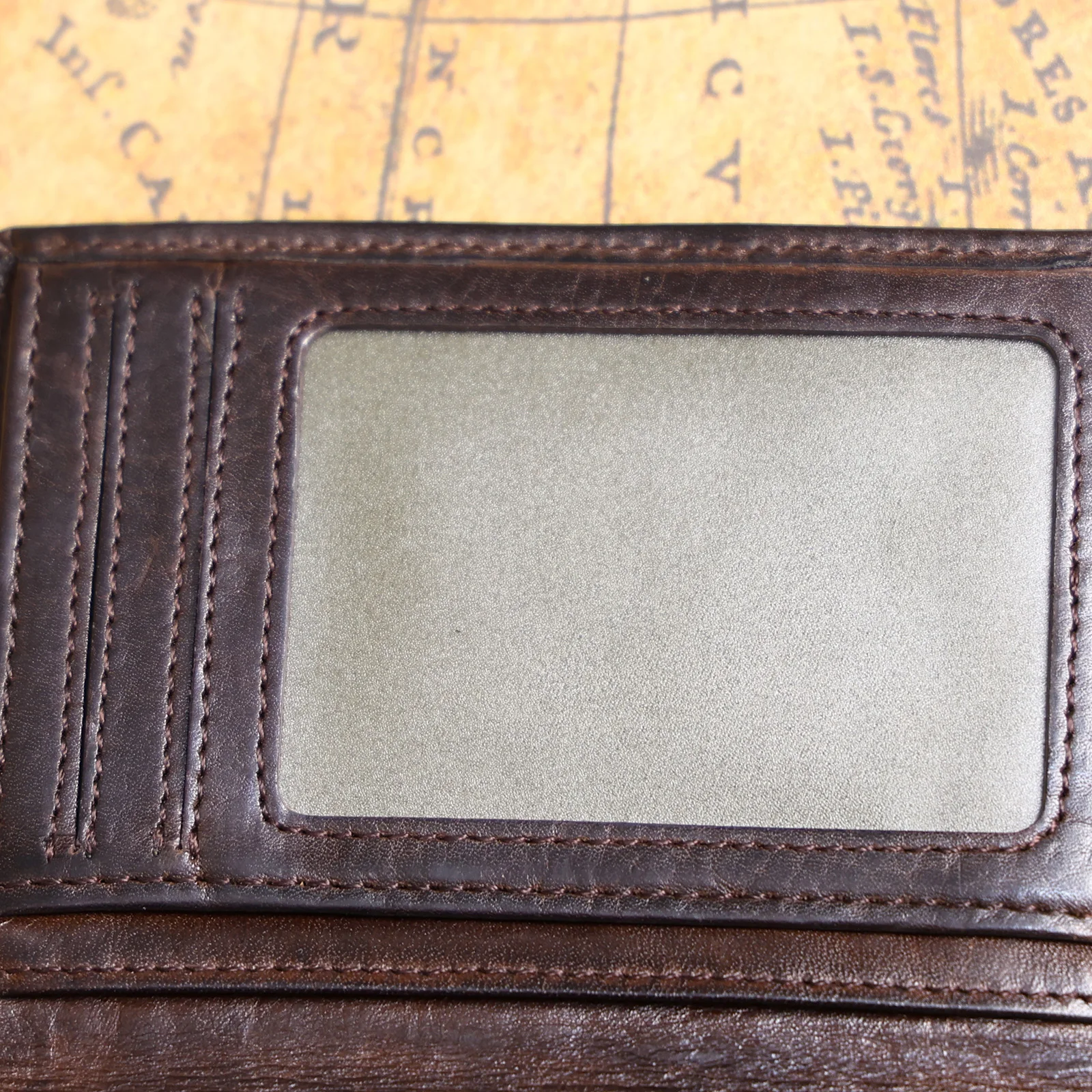 Vintage, pflanzlich gegerbtes, hochwertiges Rindsleder, kurze Herren-Geldbörse mit mehreren Kartenfächern und Ausweisfenster. – Detail 22