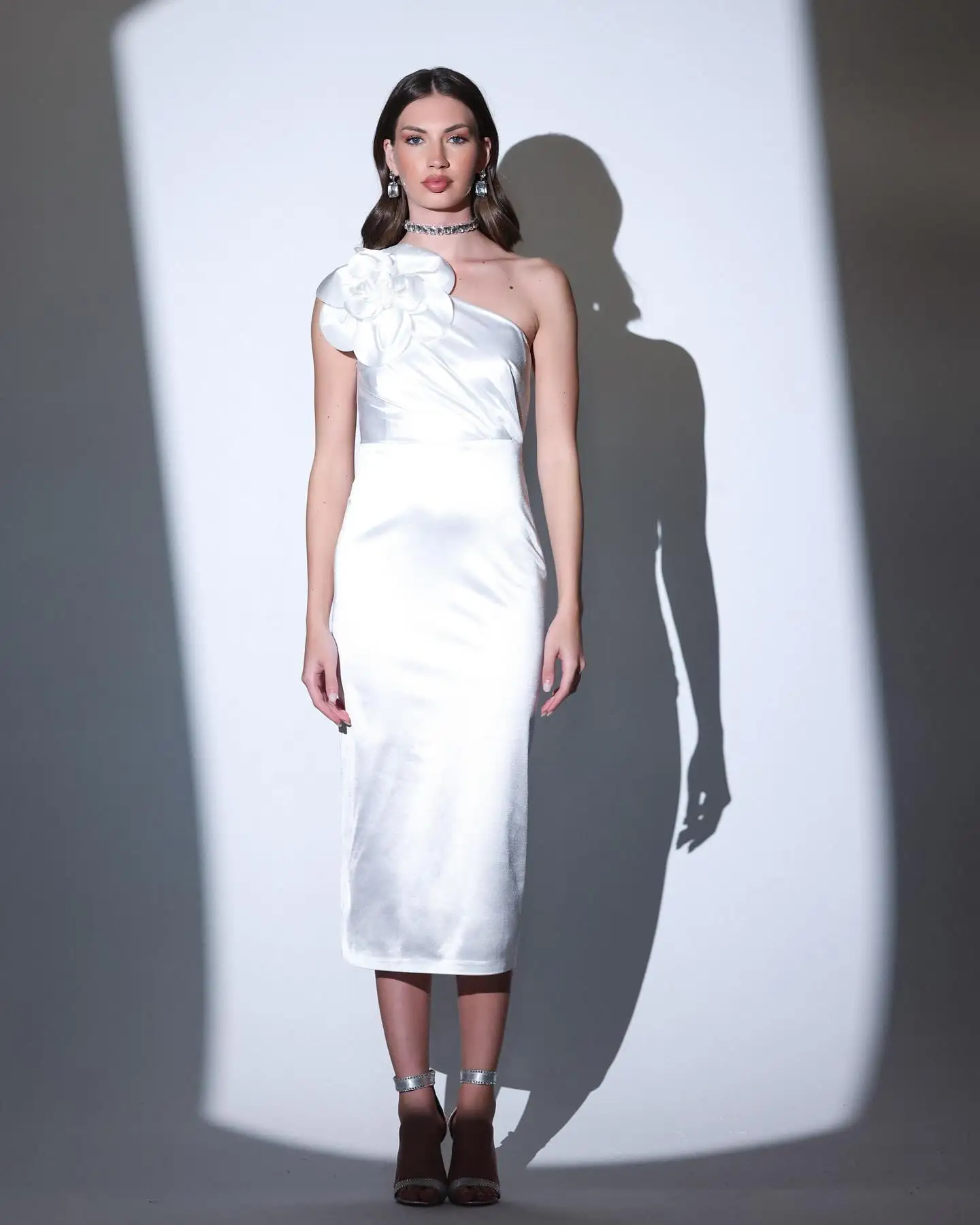 

Customized Modern One Shoulder Pleats Flowers Evening Dresses Temperament Satin Pleats White Vestido De Festa Vestido