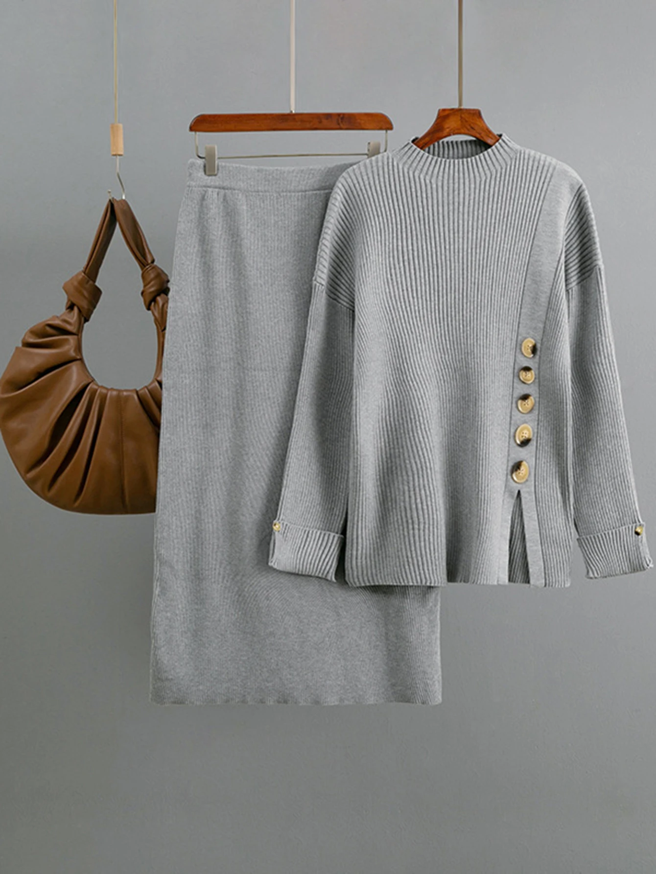 Modieuze tweedelige damesset met knoopversiering, zijsplit gebreide trui en minirok voor de herfst en winter