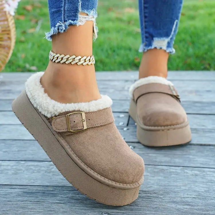 Damen rückenfreie Plateau-Mule-Schneestiefel mit Metallschnallen-Dekor, rutschfester Sohle, warme Winter-Slip-On-Clogs – Detail 3