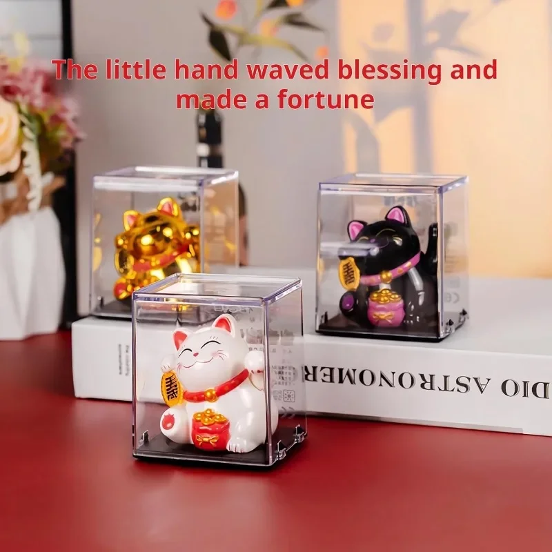 Carga solar auspicioso Maneki Neko acenando sus brazos. Feng Shui tradicional chino Maneki Neko, para oficinas de automóviles, etc.