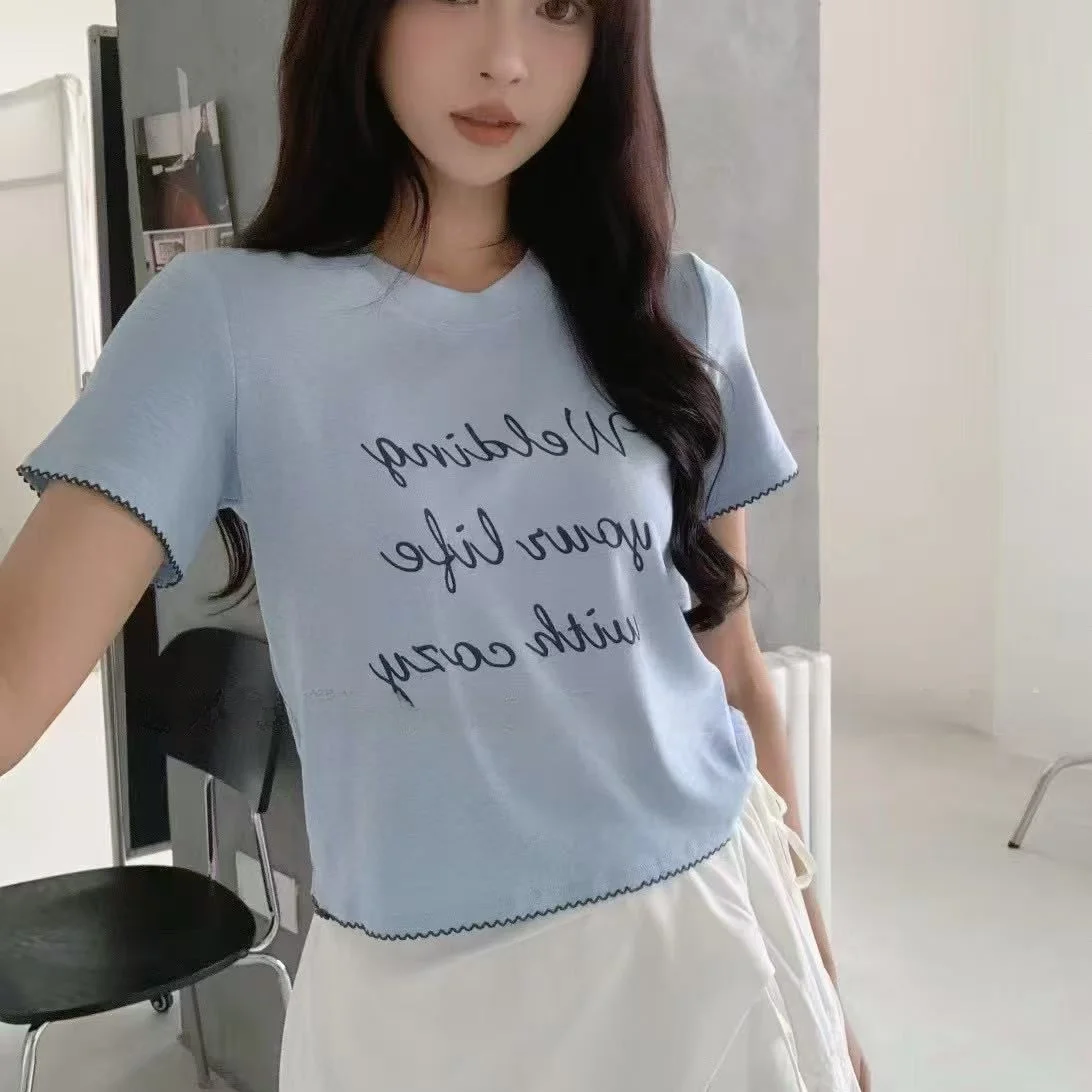 เสื้อยืดลำลองพิมพ์ลายตัวอักษรสร้างสรรค์ สไตล์อเนกประสงค์ สำหรับฤดูร้อน 2025 เหมาะสำหรับใส่ไปทำงาน ผ้าฝ้ายเนื้อนุ่ม แฟชั่นสำหรับผู้หญิง