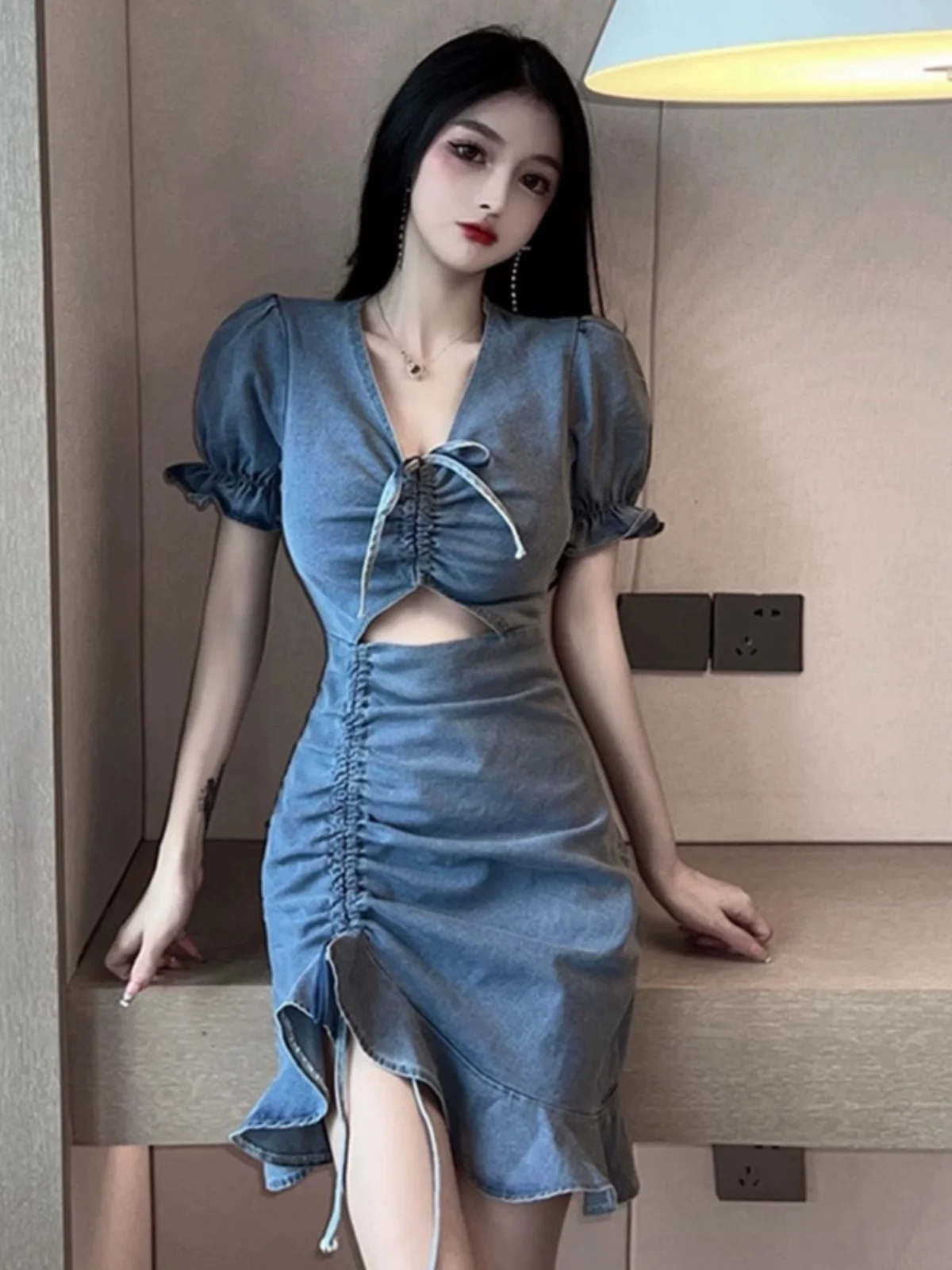 Gonna di jeans a coda di pesce con scollo a V francese Abiti corti slimfit con volant estivi Abito sexy scavato in tinta unita per donna